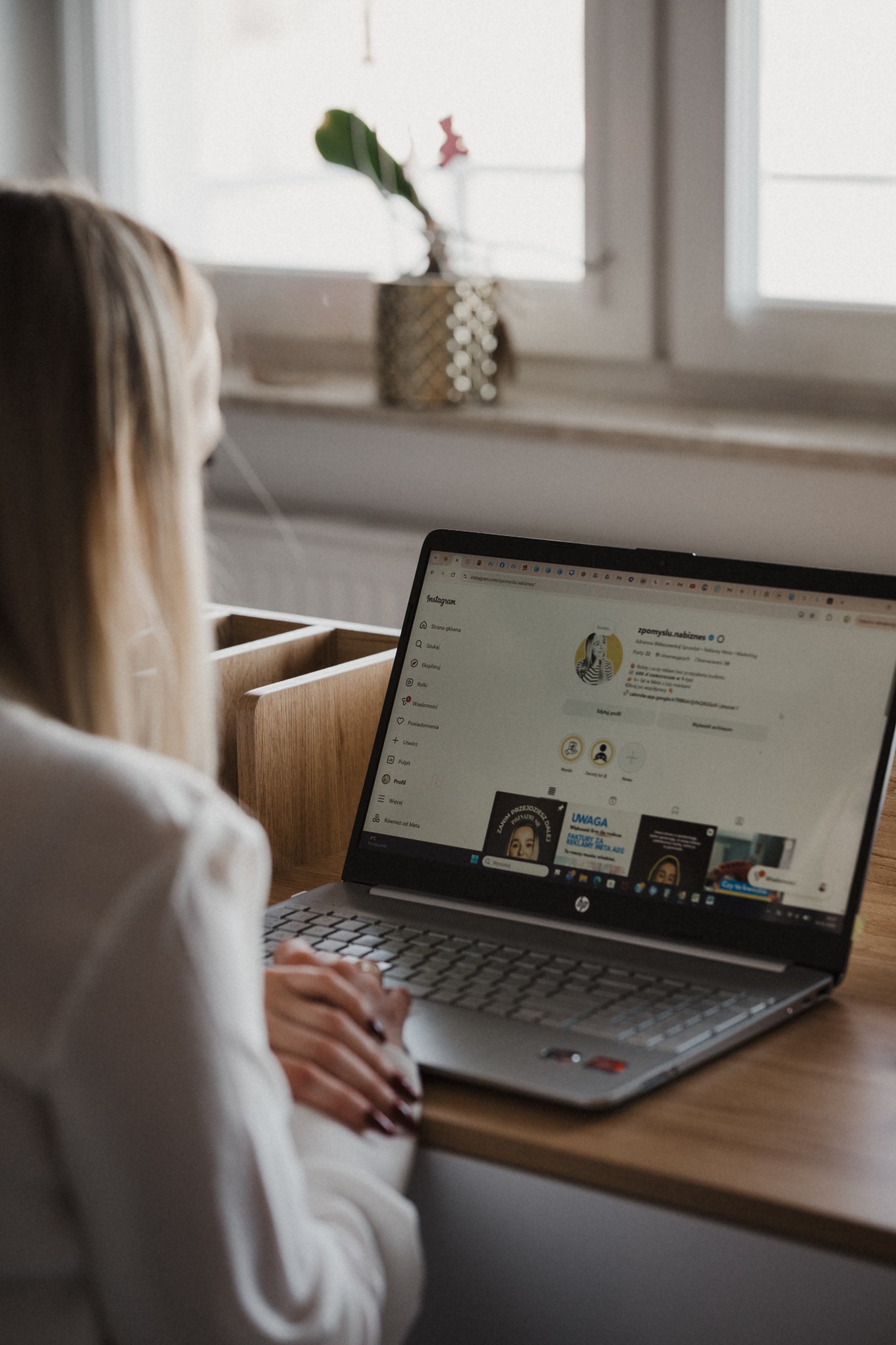 Adrianna Wałaszewska pracująca przy laptopie
